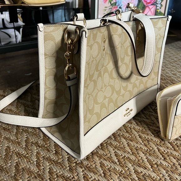 🔥🔥 Beautiful Coach Signature Tote Bag/ crossbody and matching wallet - Picture 5 of 14